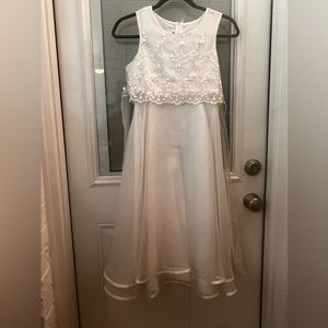 25% off listed price. Size 12 girls formal dress. White lace with pearls.